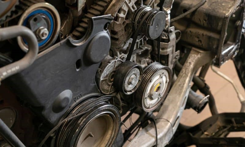 دلایل روشن ماندن چراغ باتری خودرو