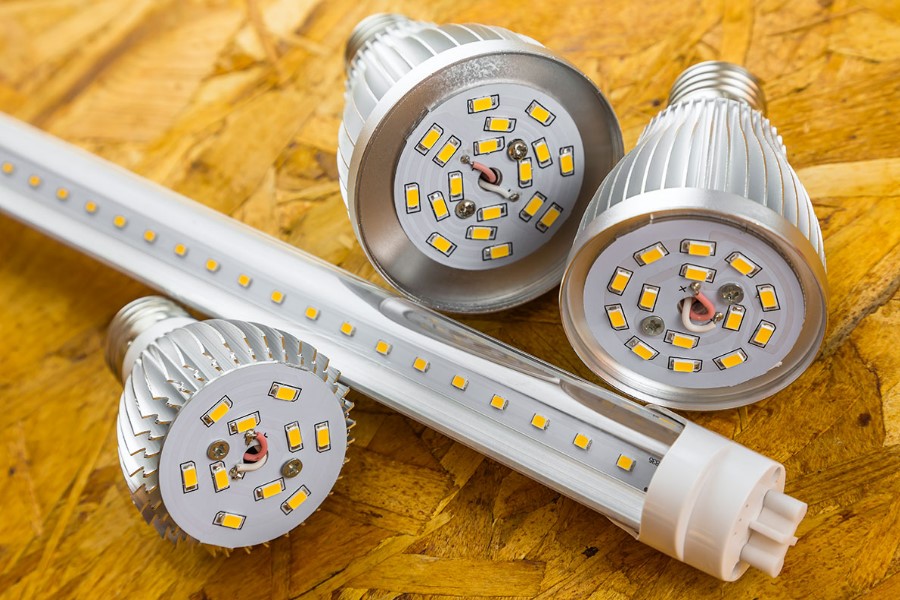 LEDهای معمولی برای نور متمرکز و SMD برای نور یکنواخت و گستردهتر مناسب هستند؛ بنابراین انتخاب به نوع کاربرد بستگی دارد.