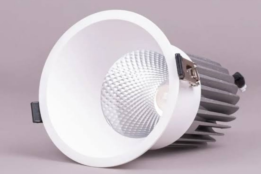 SMD برای نورپردازی عمومی و گسترده، چراغهای پنلی، خطی و نوار LED مناسبتر است و تنوع رنگ و انعطافپذیری بالایی دارد.