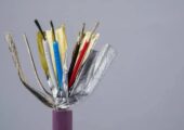 کابل شیلددار با داشتن لایه محافظ، مقاومت بیشتری در برابر نویز و تداخل الکترومغناطیسی (EMI) دارد.